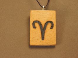 Prívesok drevený na koži zverokruh (21.03. - 20.04.) BARAN