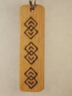 Suvenír - drevený prívesok na kľúče cca 2,5x8cm