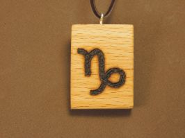 Prívesok drevený na koži zverokruh (22.12. - 20.1.) KOZOROŽEC