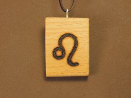 Prívesok drevený na koži zverokruh (23.07. - 22.08.) LEV