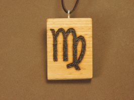 Prívesok drevený na koži zverokruh (23.08. - 22.09.) PANNA