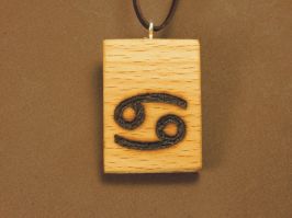 Prívesok drevený na koži zverokruh (21.06. - 22.07.) RAK