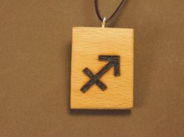 Prívesok drevený na koži zverokruh (23.11. - 21.12.) STRELEC