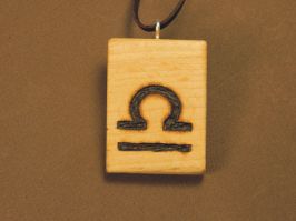 Prívesok drevený na koži zverokruh (23.09. - 22.10.) VÁHY