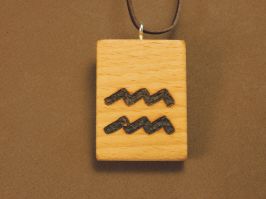 Prívesok drevený na koži zverokruh (21.01. - 19.02.) VODNÁR